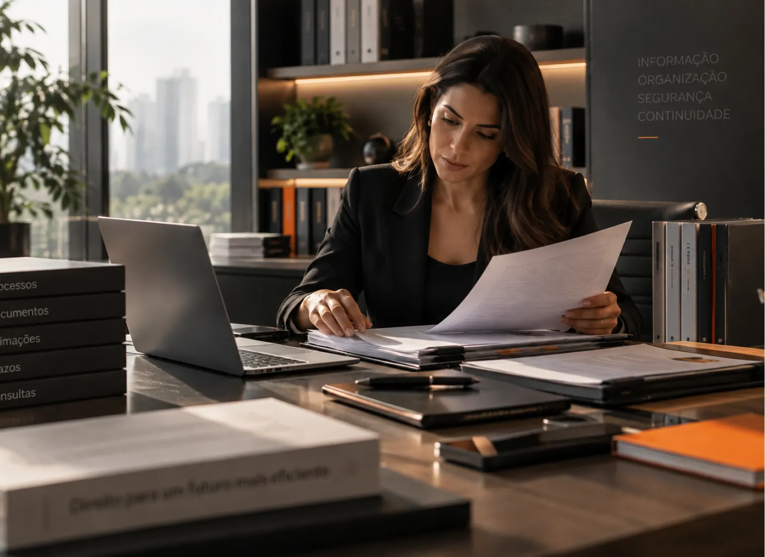 Detalhe do trabalho em tela, teclado e documentos em um escritório jurídico
